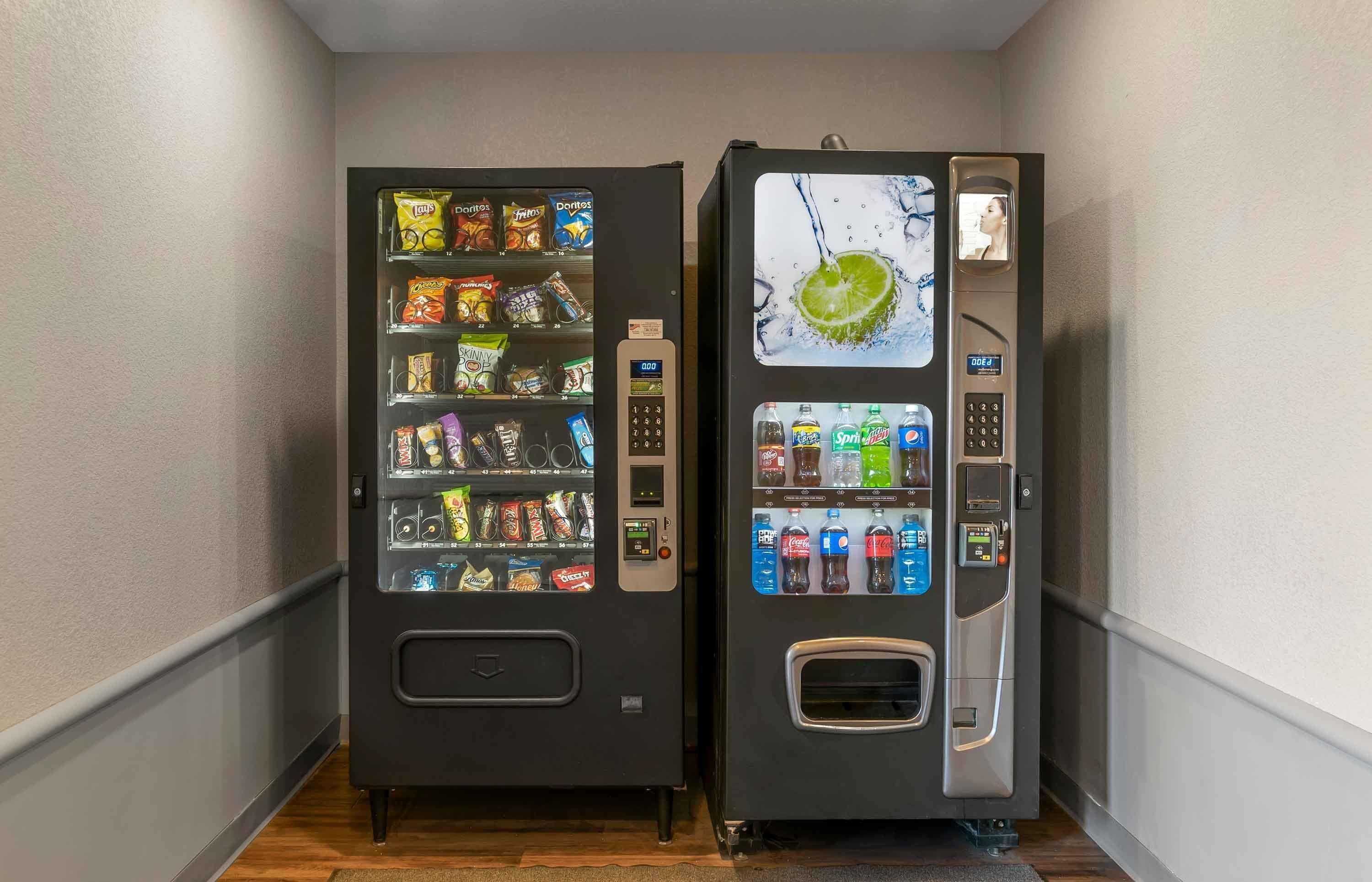 Dos máquinas expendedoras en un pasillo, con snacks y bebidas.