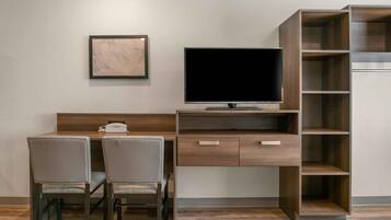 Deluxe Studio, Non Smoking, Refrigerator & Microwave | Desk, iron/ironing board (on request), WiFi (free), bed sheets