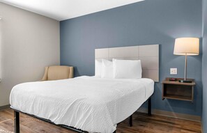 Desk, iron/ironing board (on request), WiFi (free), bed sheets - Extended Stay America Suites - Detroit - Rochester Hills (Rochester)