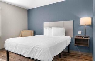 Escritorio, tabla de planchar con plancha, wifi gratis y ropa de cama