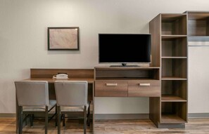 Deluxe Studio, Non Smoking, Refrigerator & Microwave | Desk, iron/ironing board, free WiFi, bed sheets