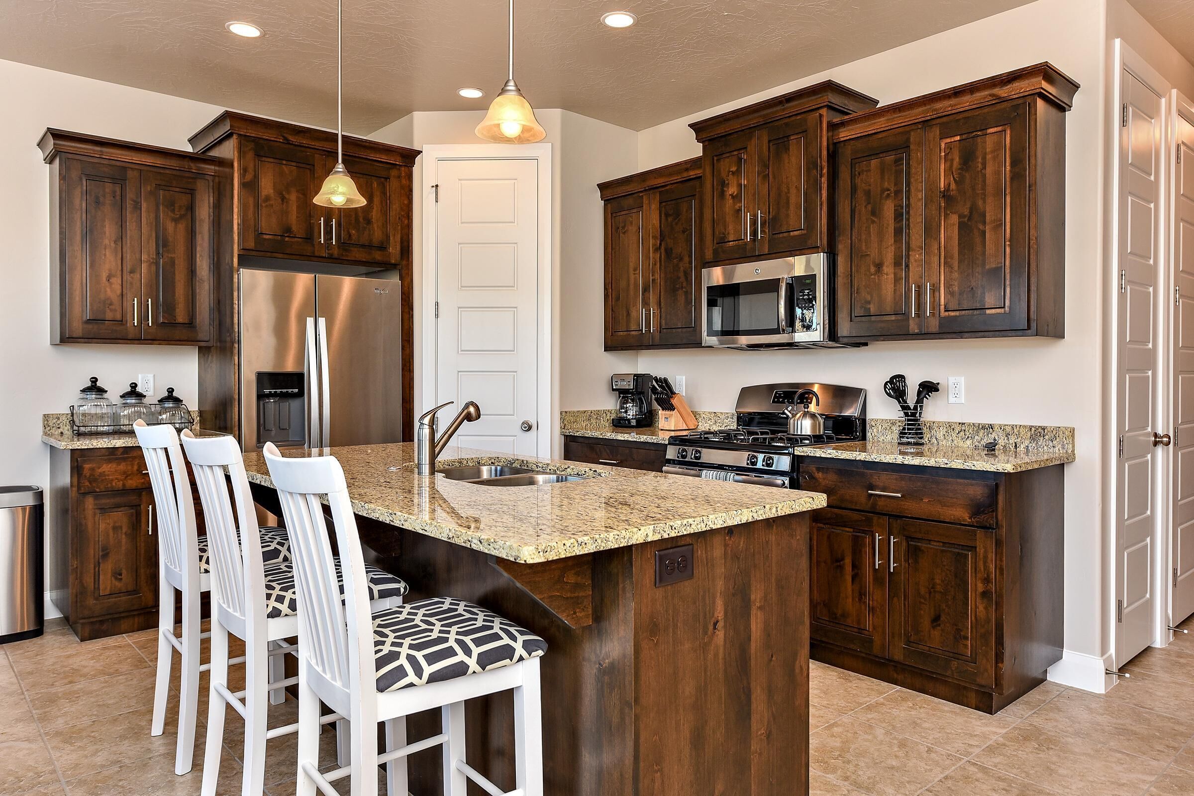House, Multiple Beds, Mountain View (Fairway Oasis) | Private kitchen | Full-sized fridge, microwave, oven, stovetop