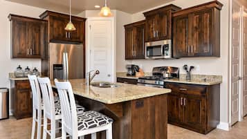 House, Multiple Beds, Mountain View (Fairway Oasis) | Private kitchen | Full-sized fridge, microwave, oven, stovetop