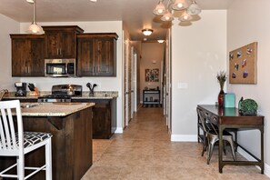 Maison, plusieurs lits, vue montagne (Fairway Oasis) | Cuisine privée | Grand réfrigérateur, micro-ondes, four, plaque de cuisson