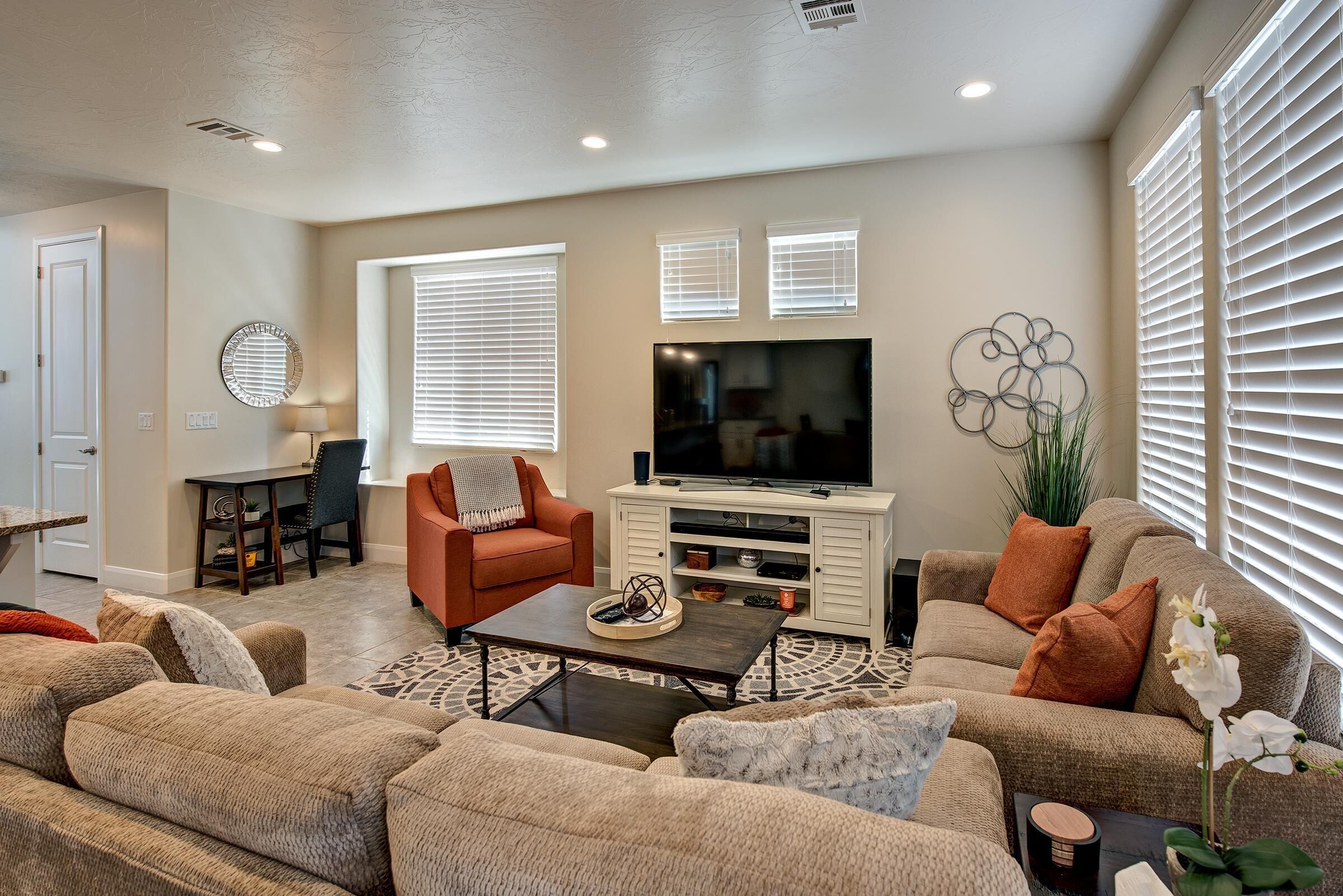 Casa, letti multipli, vista montagna (Red Cliff Sunset) | Area soggiorno | TV a schermo piatto, lettore DVD