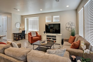 Casa geminada, várias camas, vista para a montanha (Red Cliff Sunset) | Área de estar | TV de tela plana, DVD player