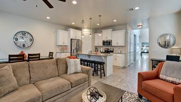 Casa, letti multipli, vista montagna (Red Cliff Sunset) | Area soggiorno | TV a schermo piatto, lettore DVD