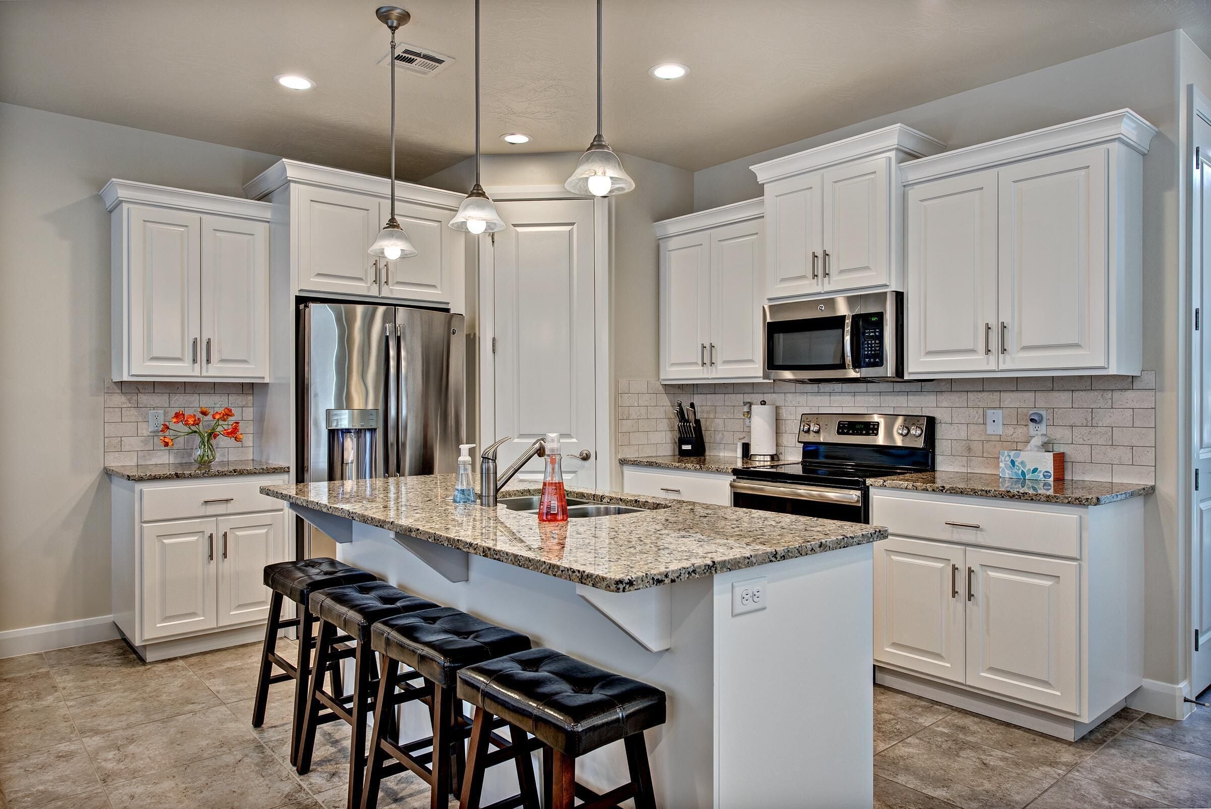 House, Multiple Beds, Mountain View (Red Cliff Sunset) | Private kitchen | Coffee/tea maker, full-size fridge, microwave, oven