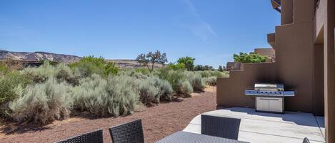 المنطقة المحيطة بالمنشأة