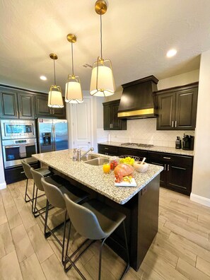 House, Multiple Beds, Mountain View (Angels Landing) | Private kitchen | Full-sized fridge, microwave, oven, stovetop - Traveller's Retreat (St. George)