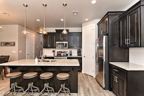 Maison, plusieurs lits, vue montagne (High Desert Hideaway) | Cuisine privée | Grand réfrigérateur, micro-ondes, four, plaque de cuisson