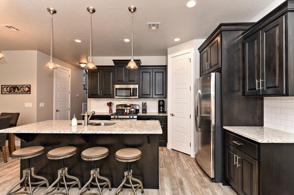 House, Multiple Beds, Mountain View (High Desert Hideaway) | Private kitchen | Full-sized fridge, microwave, oven, stovetop - High Desert Hideaway (St. George)