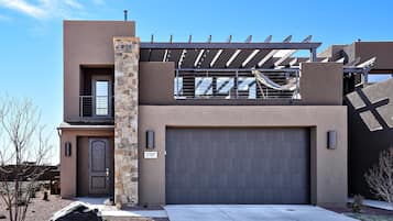 Rumah, Beberapa Tempat Tidur, pemandangan gunung (The Painted Horse) | Eksterior