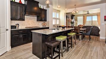 Hus, flere senger, fjellutsikt (The Painted Horse) | Eget kjøkken | Kjøleskap, mikrobølgeovn, ovn og kokeplater