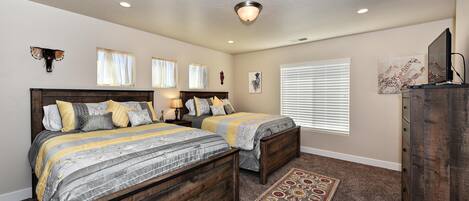 House, Multiple Beds, Mountain View (The Painted Horse) | 4 bedrooms, iron/ironing board, free WiFi, bed sheets