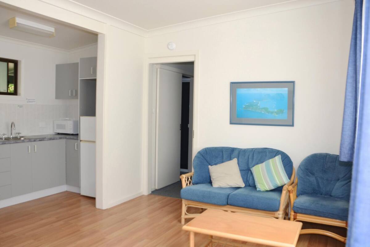 flat-screen tv, dvd player