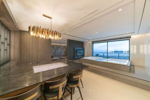 Cortinas blackout, wifi gratis y ropa de cama 