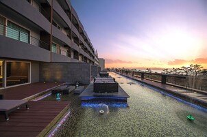 Cortinas blackout, wifi gratis y ropa de cama 