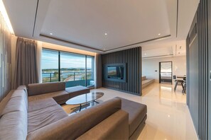 Blackout curtains, free WiFi, bed sheets