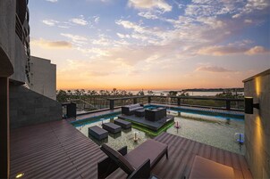 Blackout drapes, free WiFi, bed sheets