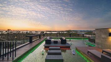 Blackout curtains, free WiFi, bed sheets