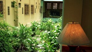 A courtyard with a variety of plants and a lamp. - Amarin Grand Rayong (Rayong)