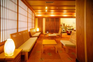 Una habitación japonesa tradicional con esteras de tatami, muebles de madera y puertas correderas.
