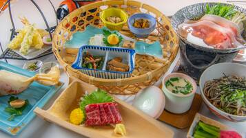 Diversos platos y alimentos dispuestos sobre una mesa.