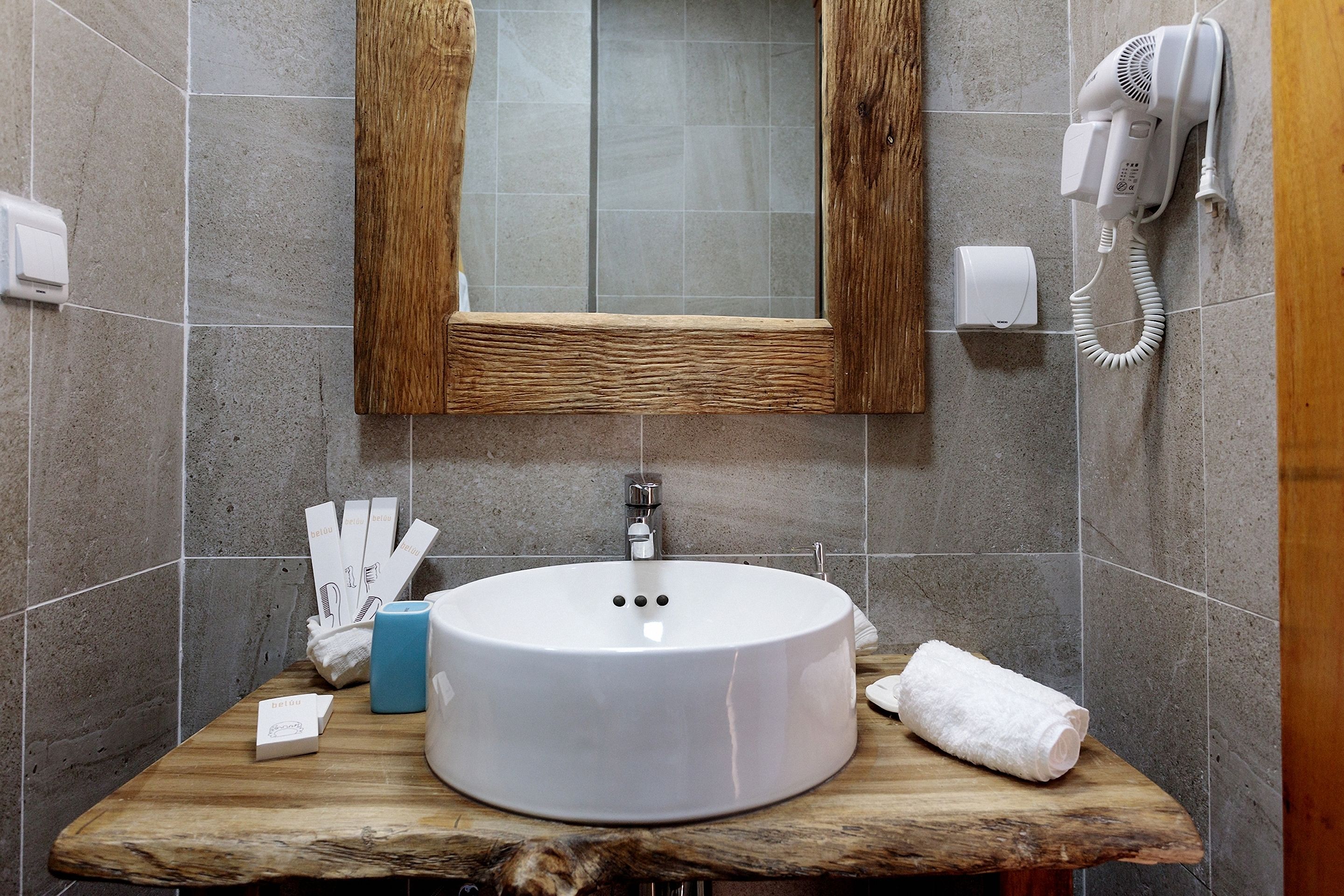 twin room, sea view | bathroom sink