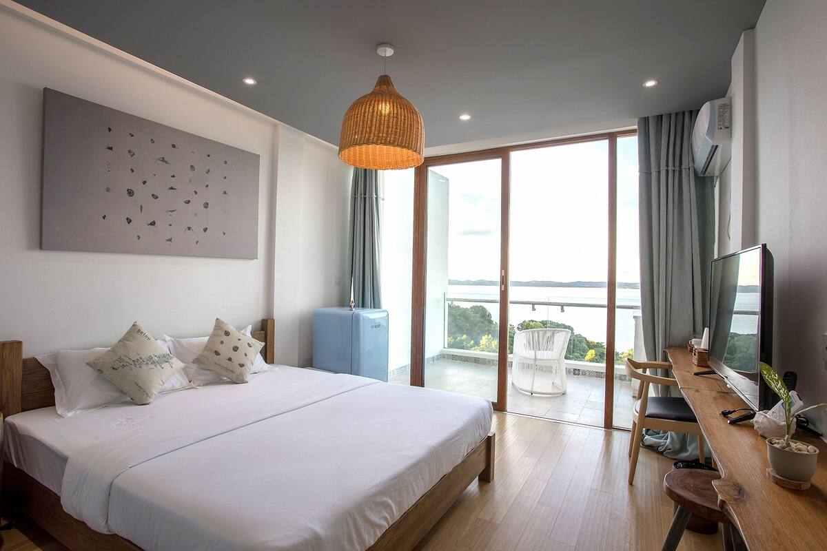 Habitación doble, vistas al mar | Caja fuerte, sistema de insonorización, wifi gratis y ropa de cama