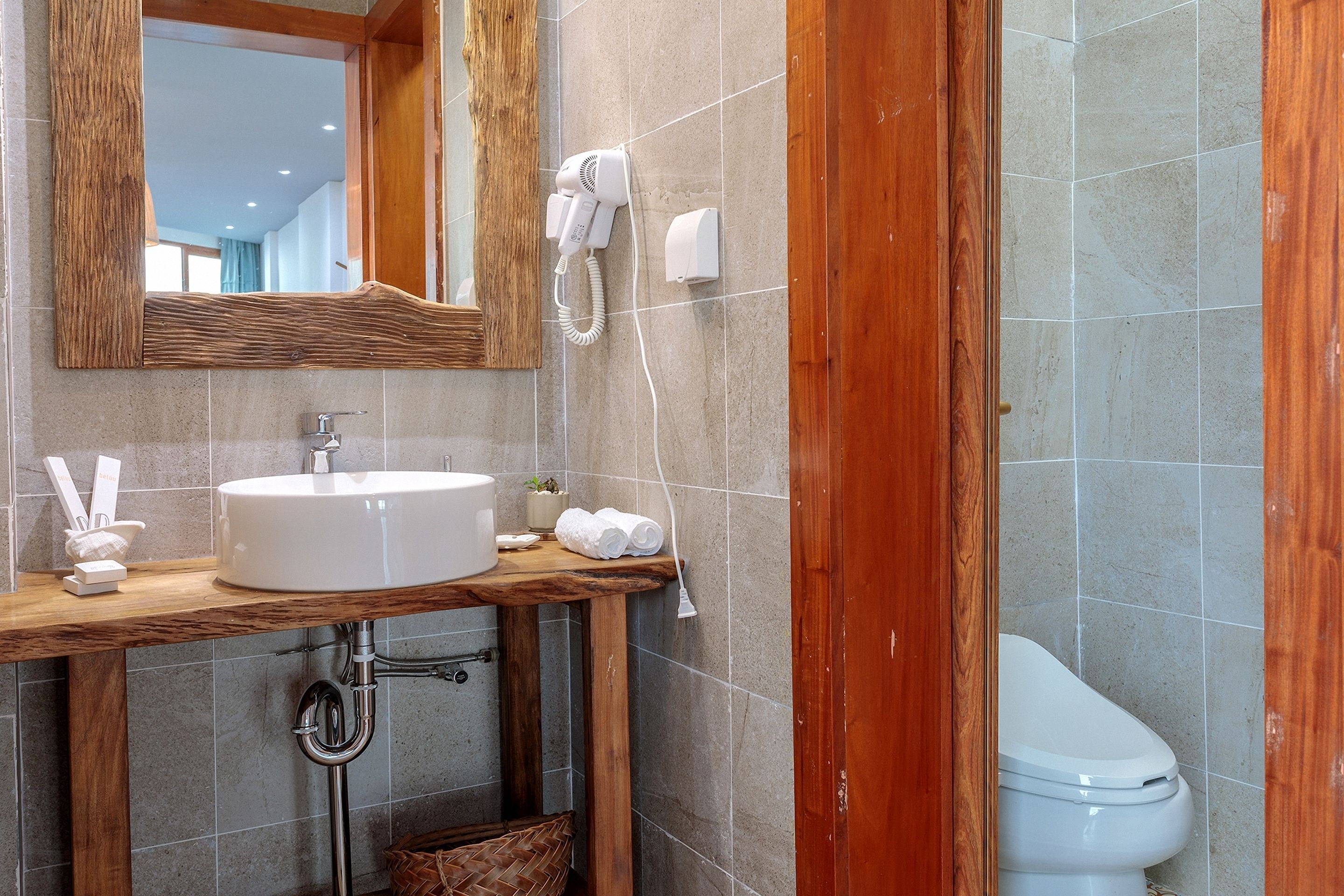 premium twin room, sea view | bathroom | shower, free toiletries, hair dryer, towels