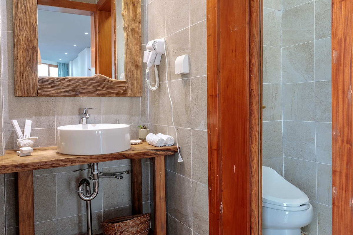 premium twin room, sea view | bathroom | shower, free toiletries, hair dryer, towels