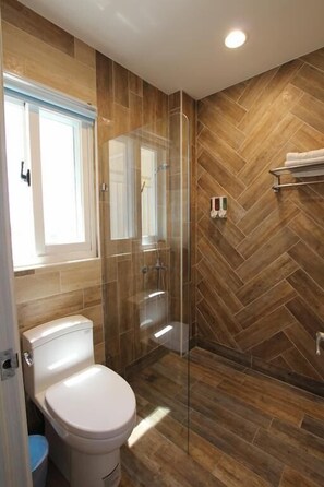 Quarto casal conforto | Banheiro | Chuveiro com efeito de chuva, produtos de toalete grátis