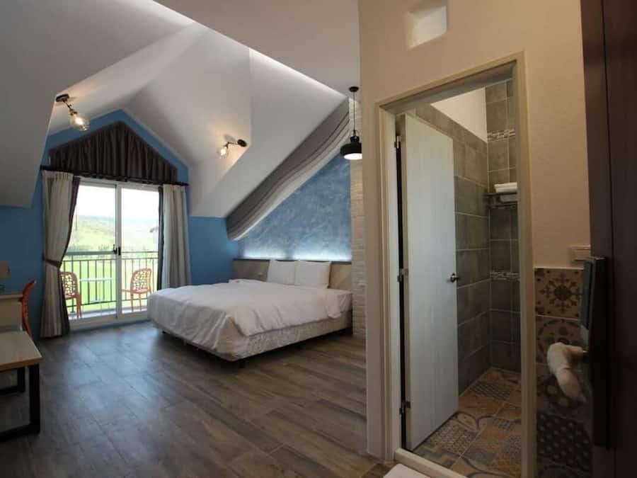 Escrivaninha, cortinas blackout, quartos à prova de som, roupa de cama