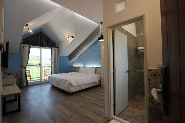 Skrivbord, mörkläggningsgardiner, ljudisolering och sängkläder