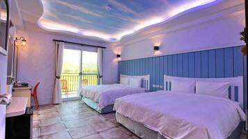 Habitación cuádruple estándar | Escritorio, cortinas opacas, sistema de insonorización y ropa de cama