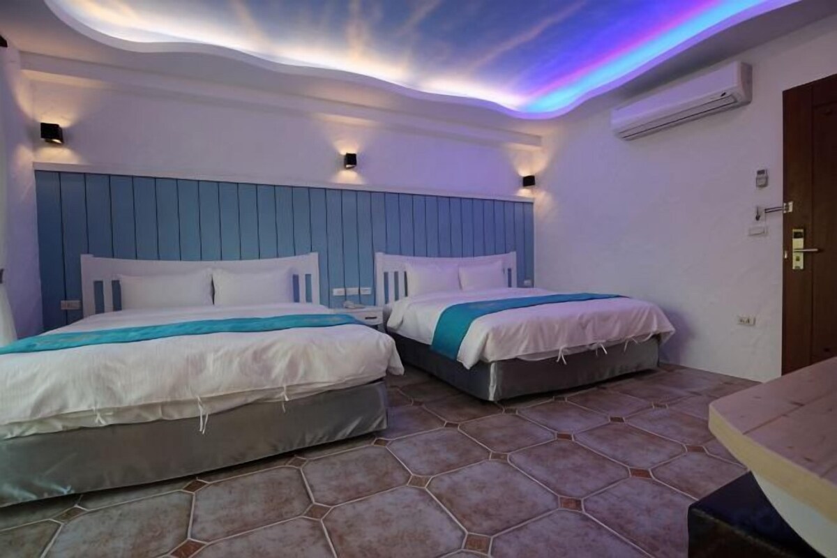 Escritorio, cortinas blackout, insonorización y ropa de cama