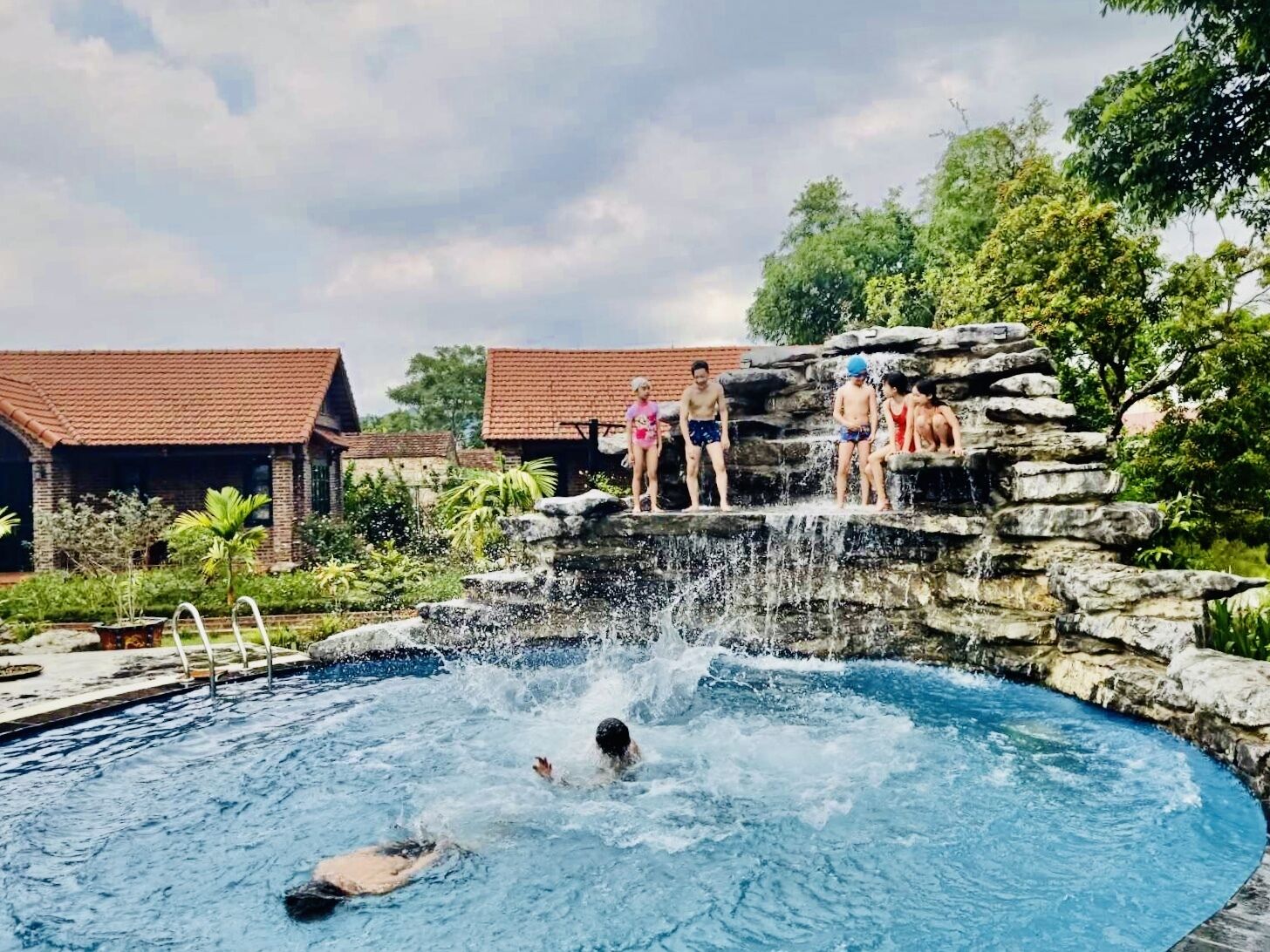 Een seizoensgebonden buitenzwembad