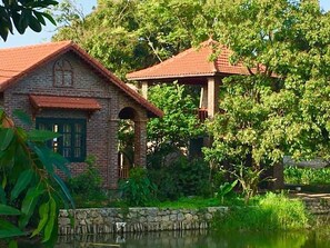 Deluxe Bungalow with lake view | 迷你吧、書桌、隔音、免費無線上網