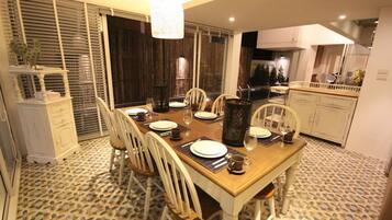 Villa S1 - 4 Bedroom | Servicio de comidas en la habitación