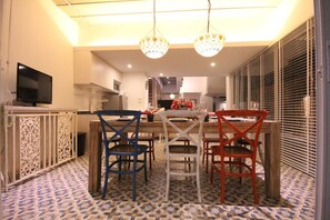 Villa S2 - 4 Bedroom | Essbereich im Zimmer