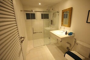 Villa S1 - 4 Bedroom  | 浴室 | 淋浴設備、雨淋花灑、免費梳洗用品、風筒
