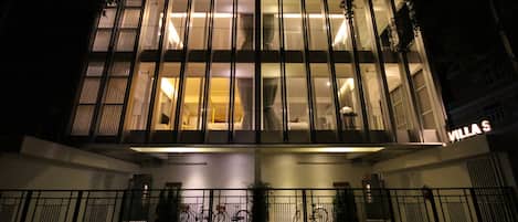 Fachada de la propiedad por la tarde o noche