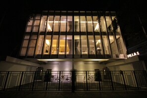 Front of property – evening/night - Villa S Hua Hin (Hua Hin)