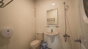 Regadera, amenidades de baño gratuitas, secadora de cabello, pantuflas