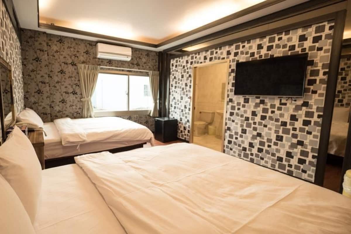 Escritorio, cortinas blackout, insonorización y wifi gratis