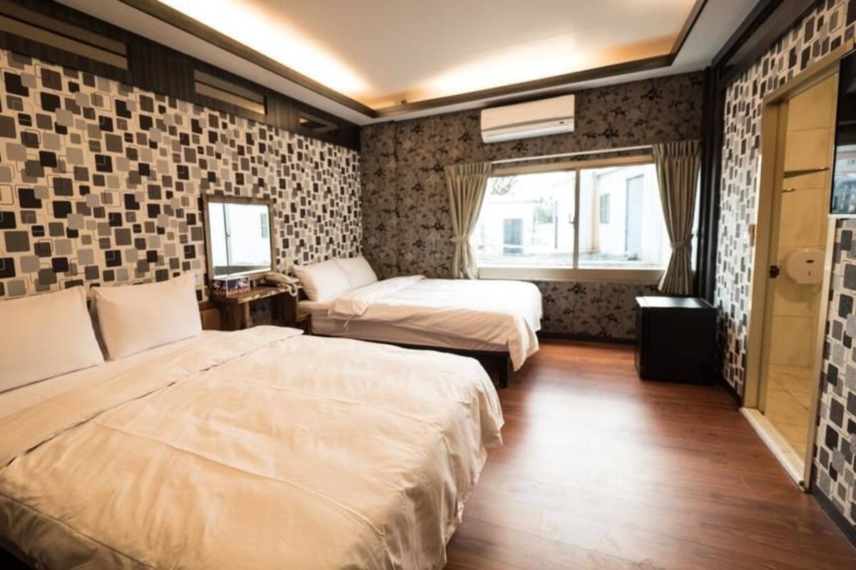 Escritorio, cortinas blackout, insonorización y wifi gratis