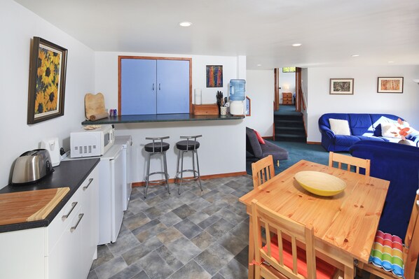 Private kitchenette - Palm Heights (Waiheke Island)