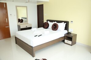 خزنة داخل الغرفة ومكتب وتجهيزات عازلة للصوت ومكواة/لوح كي