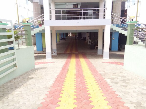 المنشأة من الخارج